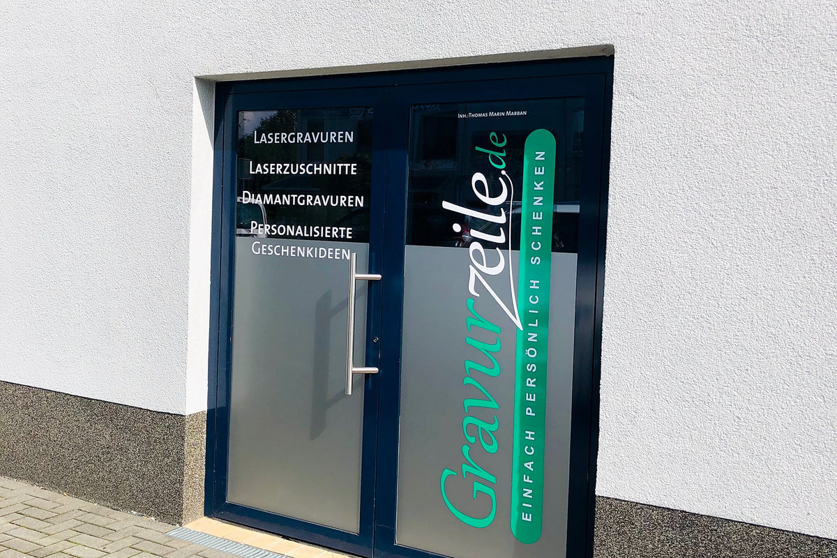 Archivbild vom September 2019: Eingangstür an der Inneboltstraße 124 mit der Beschriftung Gravurzeile.de, einfach persönlich schenken
