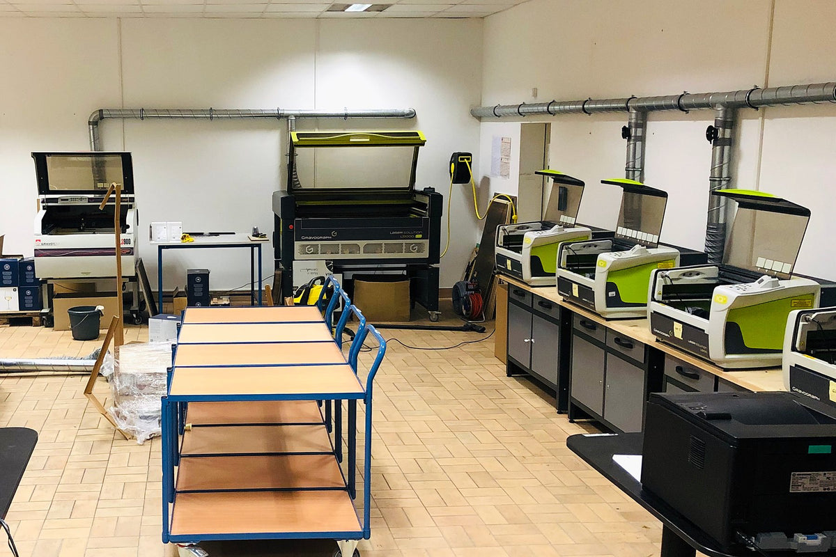 Archivbild vom Oktober 2020: die Produktion an der Inneboltstraße 124 mit Lasern an beiden Wänden