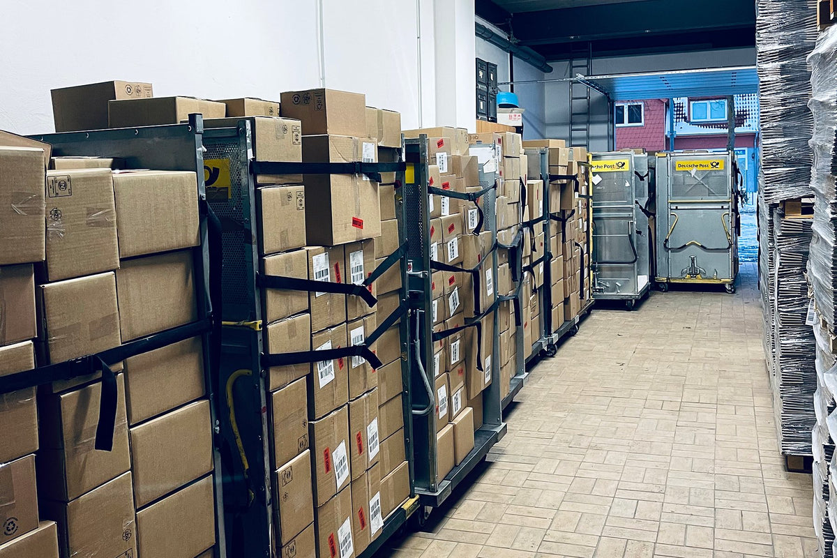 Archivbild vom Februar 2021: Rollbehälter der Deutschen Post voller Pakete im Lager an der Inneboltstraße 124