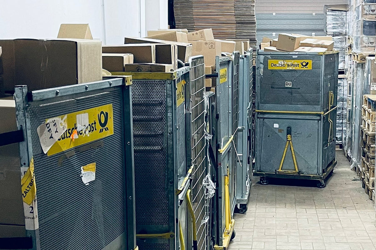 Archivbild vom Mai 2021: Rollbehälter der Deutschen Post im Versand an der Inneboltstraße 124