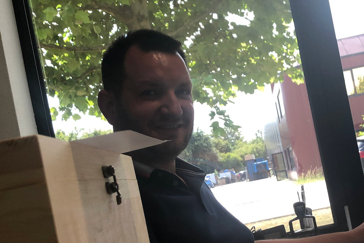 Archivbild vom Juli 2019: Thomas Marin Marban am Schreibtisch an der Kelvinstraße, vorne eine Holzkiste