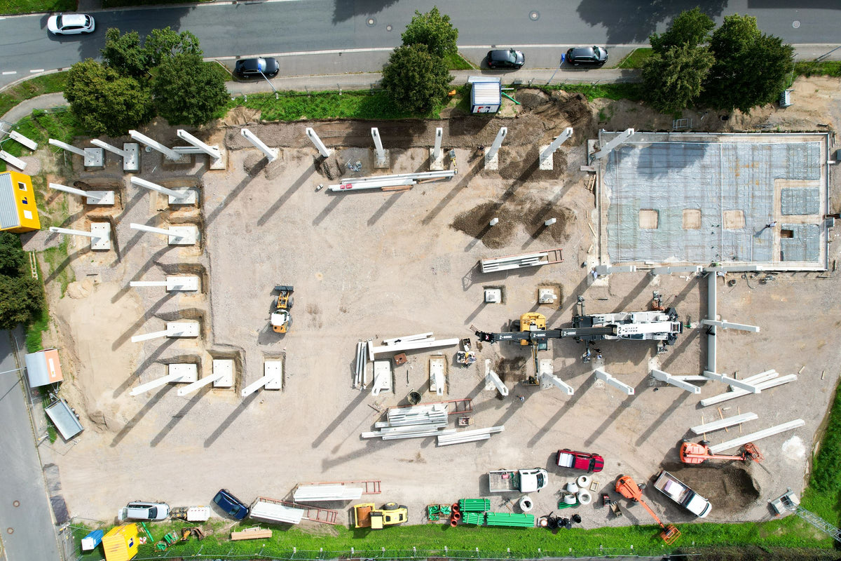 Luftaufnahme der Baustelle im August 2023 mit den ersten Stützen der neuen Halle