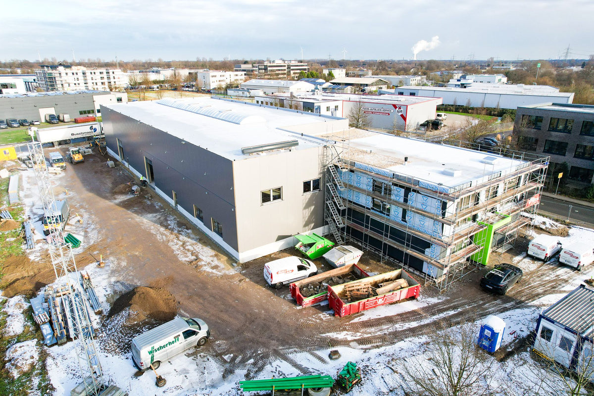 Neubau im Januar 2024: Halle und Bürotrakt, Schnee auf dem Gelände