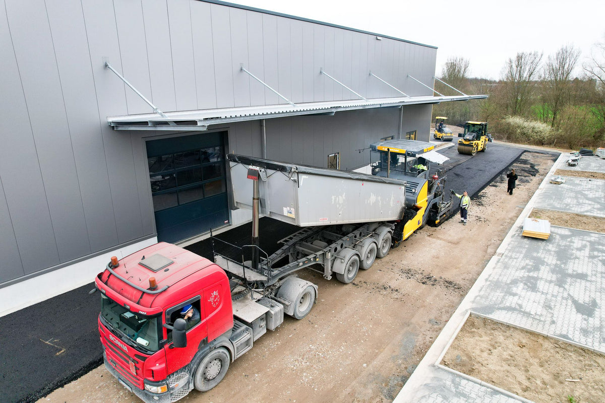 März 2024: Asphaltarbeiten an der Ladezone der neuen Halle