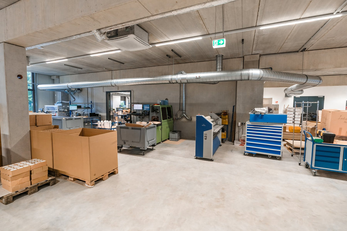 Die neue Halle an der Alexander-Bell-Straße im Juni 2024: Material und Maschinen für Druck und Weiterverarbeitung