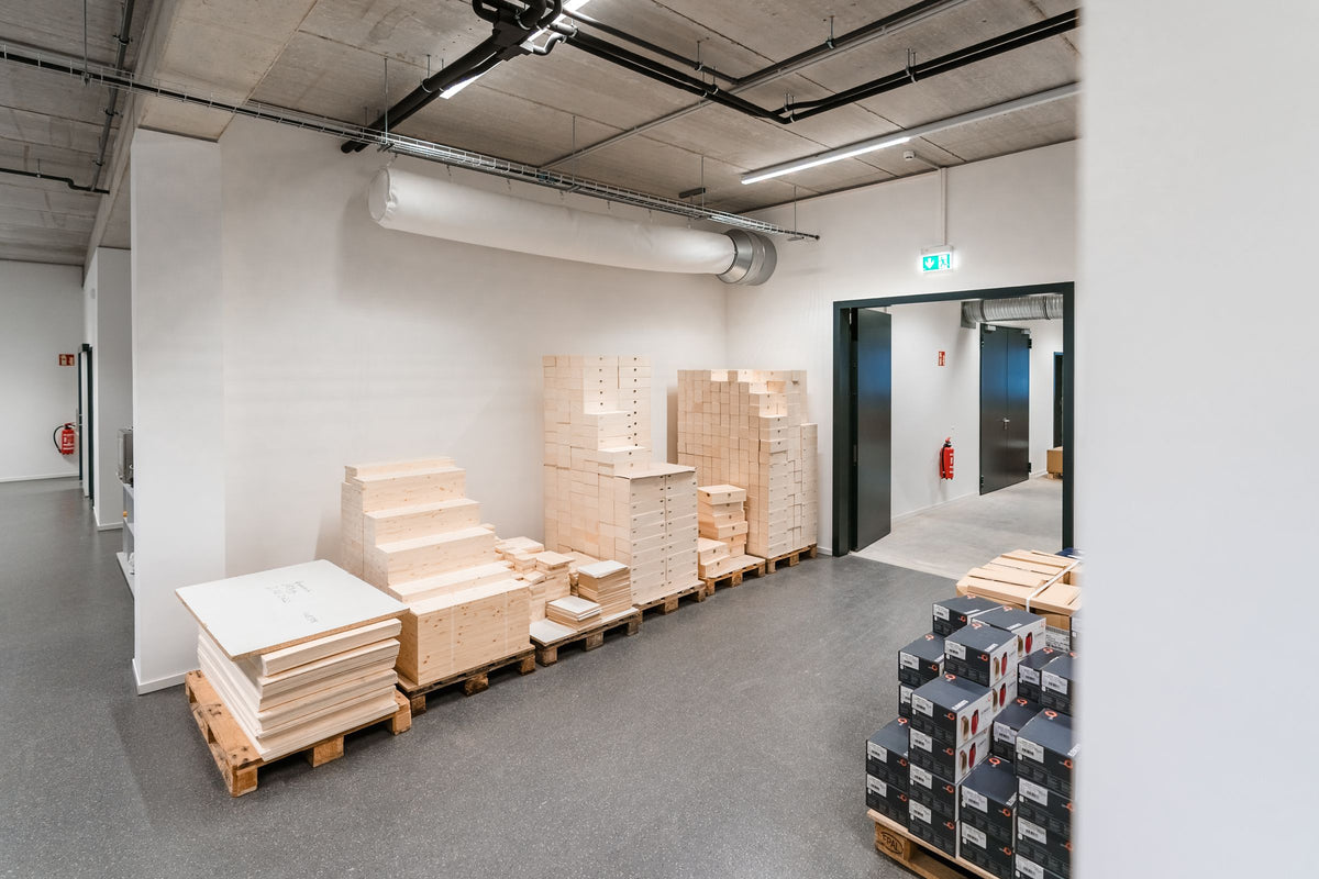 Neue Halle im Juni 2024: Holzkisten und Material auf Paletten