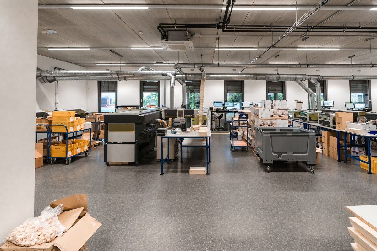 Blick in die Produktionshalle von GRAVURZEILE im Juni 2024