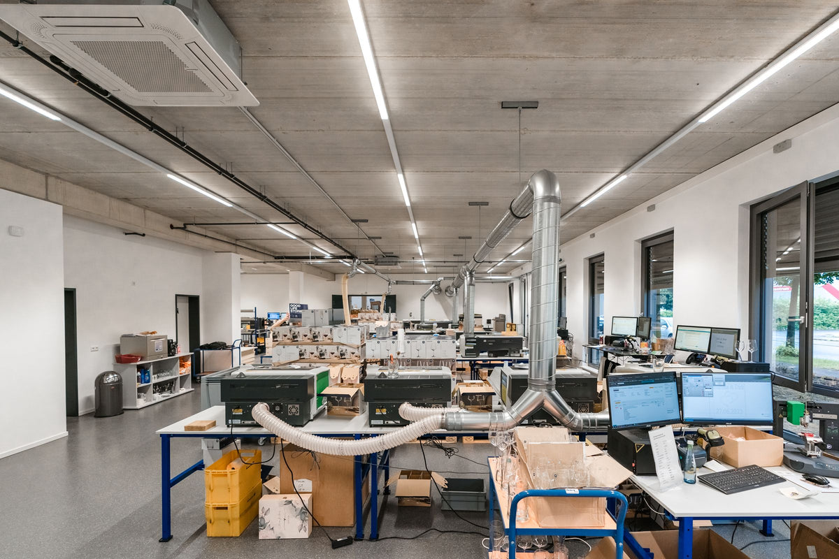 Arbeitsplätze mit Lasern und Bildschirmen in der Produktion, Juni 2024