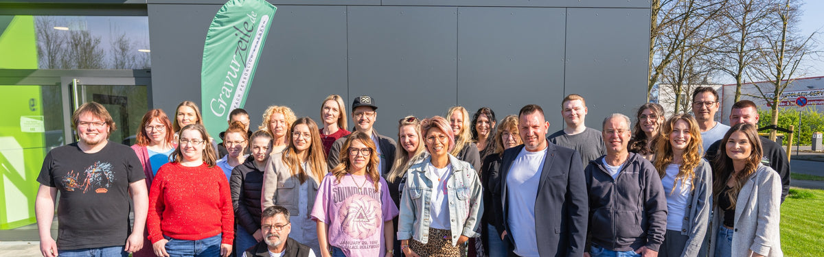 Das Team von GRAVURZEILE vor dem Haus in Neukirchen-Vluyn