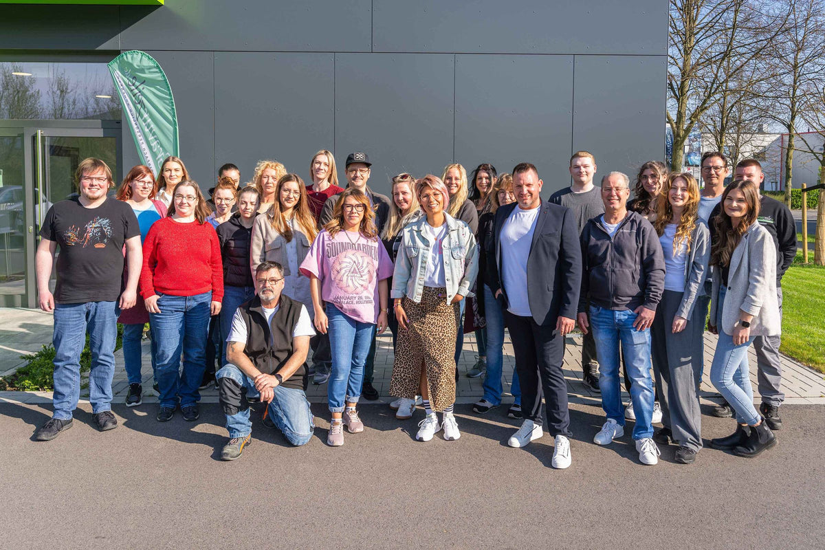 Das Team von GRAVURZEILE vor dem Firmengebäude in Neukirchen-Vluyn