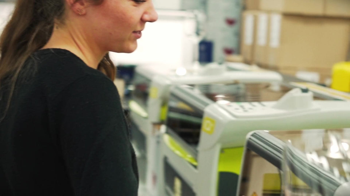 Standbild aus dem Firmenvideo von November 2021: Arbeit an einer Lasermaschine