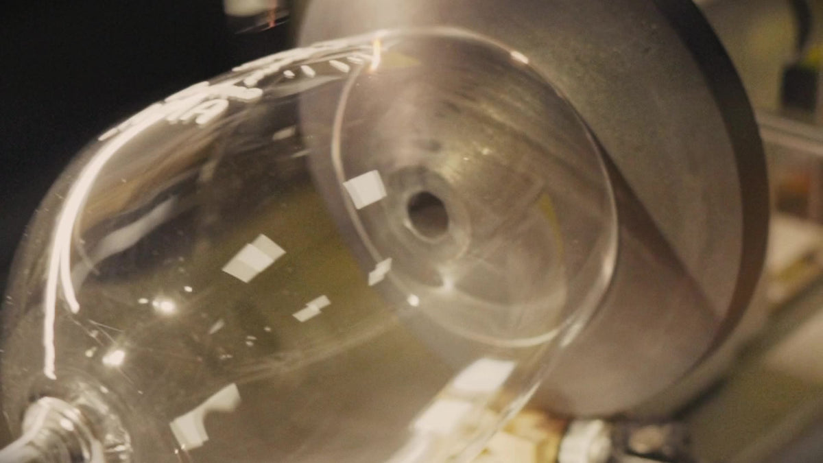 Standbild aus dem Firmenvideo von November 2021: Glas in der Rotationsgravur
