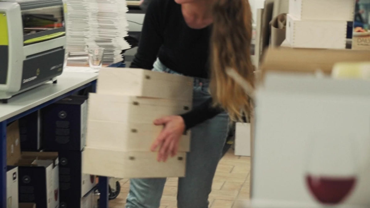 Standbild aus dem Firmenvideo von November 2021: Holzkisten werden vorbereitet