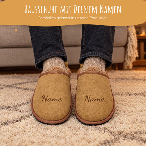 Mann auf dem Sofa trägt Hausschuhe mit seinem Namen, Hausschuhe mit Deinem Namen