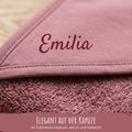 Name Emilia in Schreibschrift auf der Kapuze