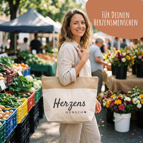 Frau auf dem Wochenmarkt mit Herzensmensch Tasche