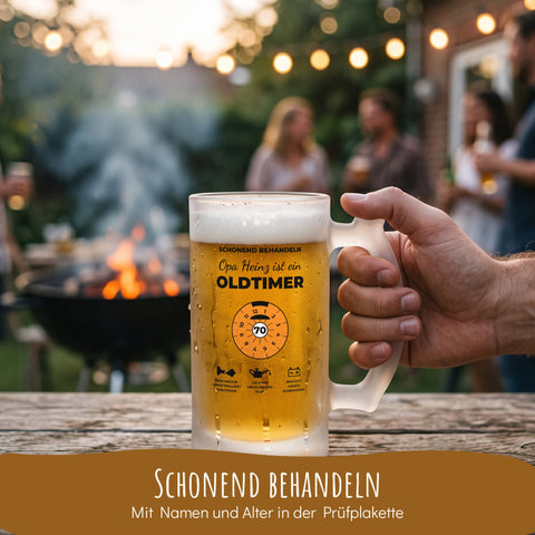 Bierkrug Oldtimer mit Prüfplakette im Biergarten