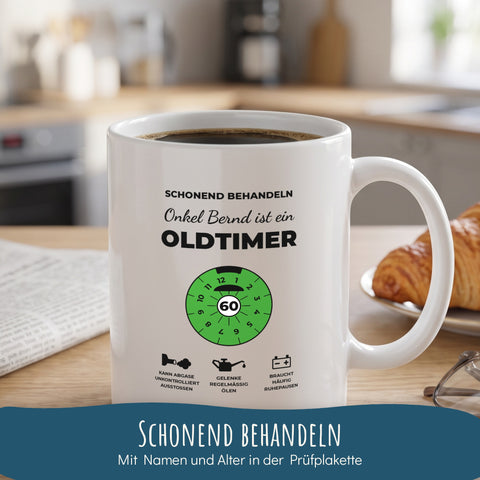 Tasse Oldtimer mit Prüfplakette zum Frühstück