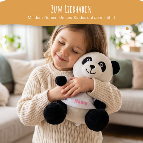 Mädchen kuschelt mit personalisiertem Panda mit Namen