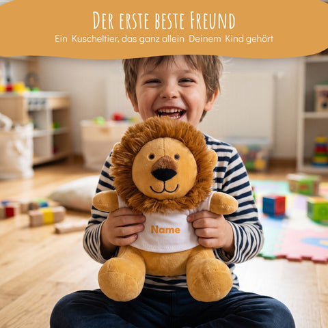 Junge lacht mit personalisiertem Löwen