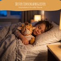 Kind schläft mit personalisierter Giraffe