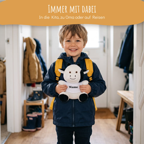 Junge mit Kuscheltier Kuh mit Namen