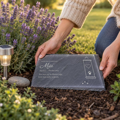 Schiefer Gedenktafel wird am Lavendel ins Gartenbeet gesetzt