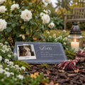 Gedenkplatz für den Hund am Rosenbusch mit Schieferplatte und Erinnerungsfoto