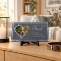 Schieferplatte mit Hundefoto als Andenken auf dem Sideboard, mit Kerze und Halsband