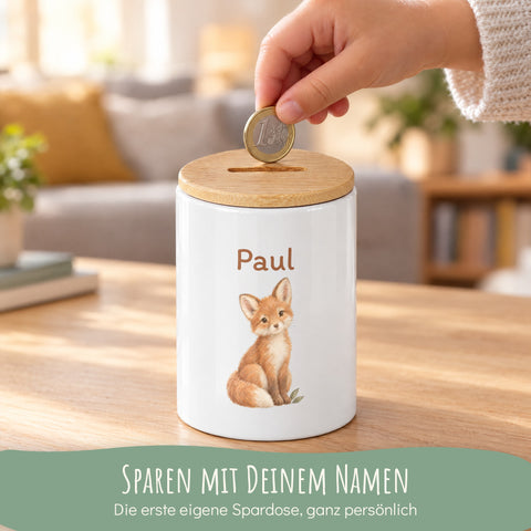 Spardose mit Namen: Kind wirft Münze in die Spardose mit Namen