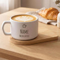 Personalisierte Tasse mit Namen auf Bambus-Untersetzer