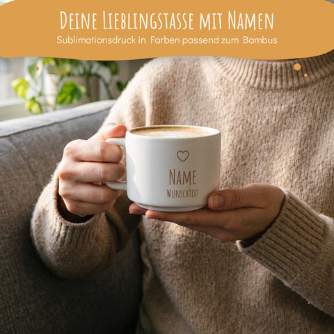 Frau hält personalisierte Kaffeetasse mit Namen