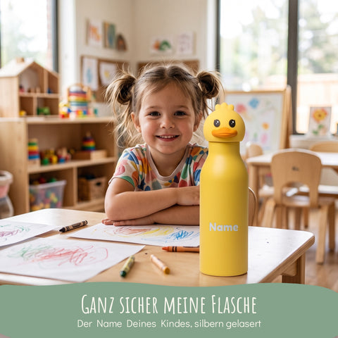 Mädchen im Kindergarten mit gravierter Trinkflasche Ente