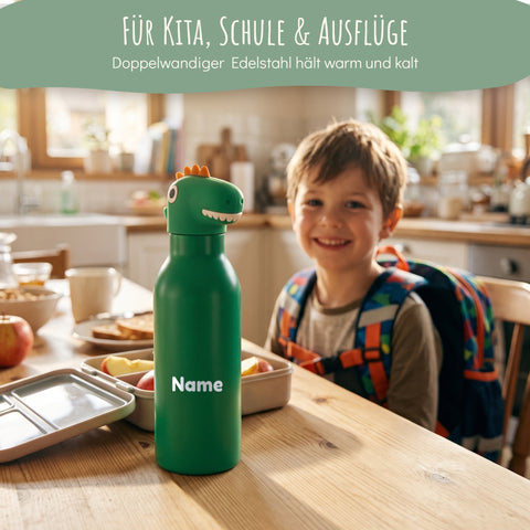 Junge mit gravierter Dino Trinkflasche vor der Schule