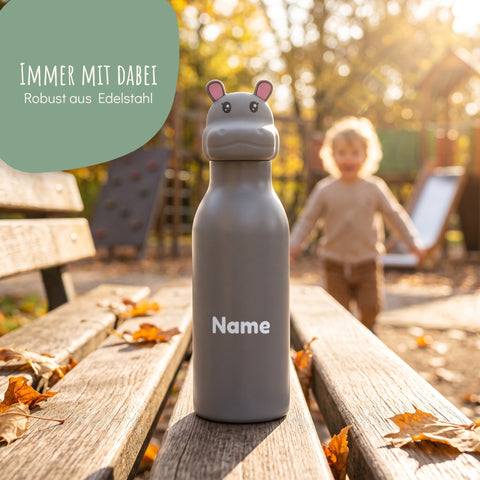 Graue Nilpferd Trinkflasche mit Namen im Park