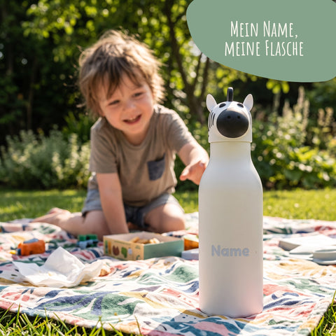 Kind beim Picknick mit Zebra Trinkflasche mit Namen
