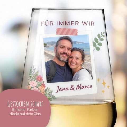 Detail des UV-Drucks: Polaroid mit Foto und Namen auf dem Weinglas
